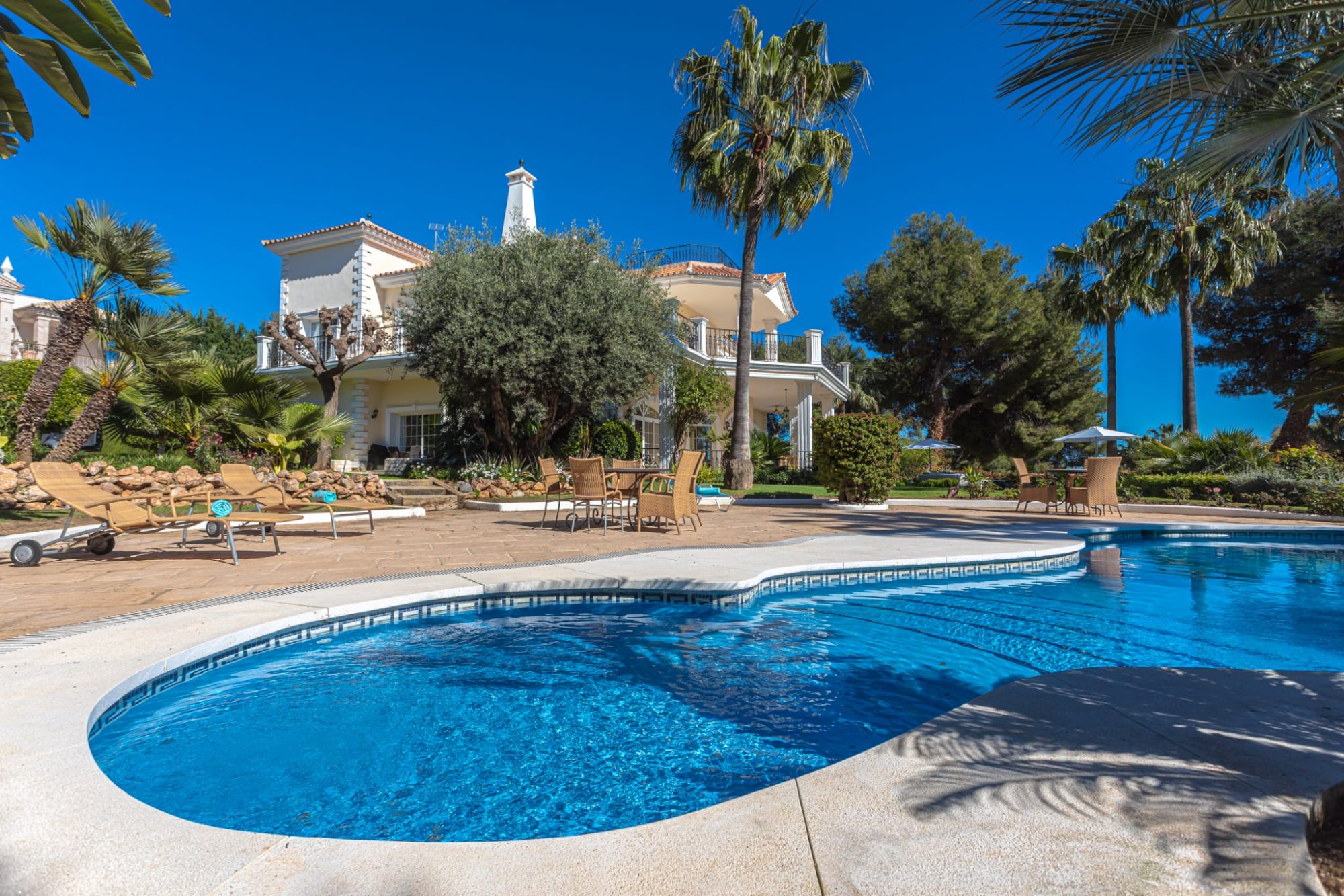 Villa Sierra pool and exterior